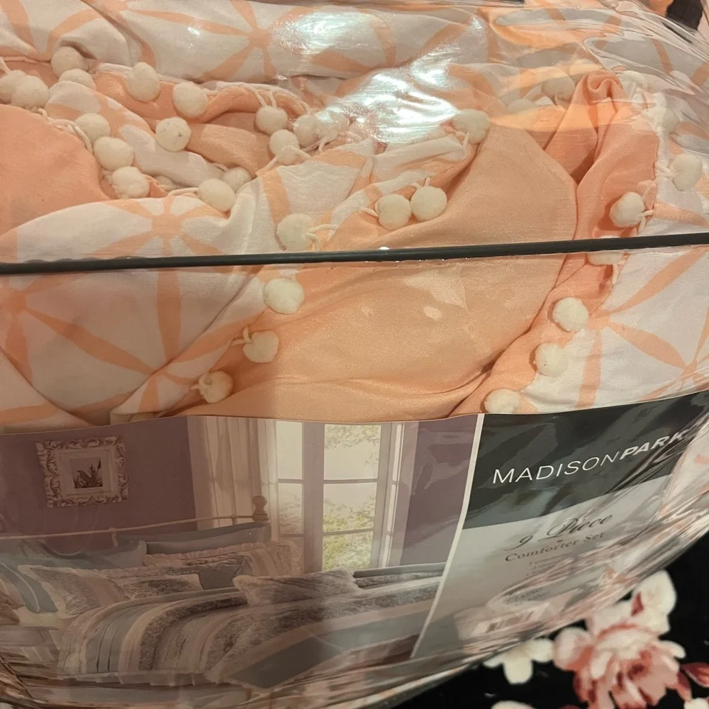 Madison Park Coral And White 6 Piece Comforter Set
